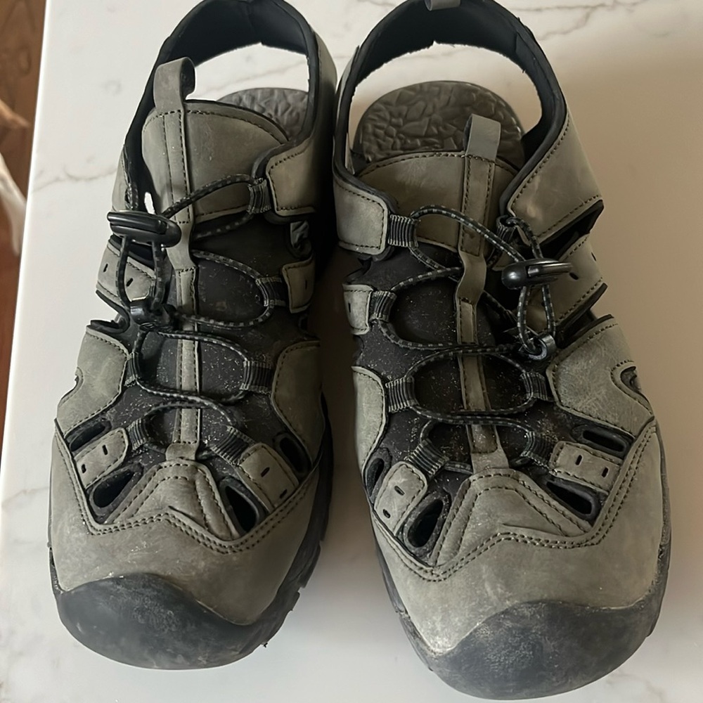 Keen like shoes mens size 9 neutral color